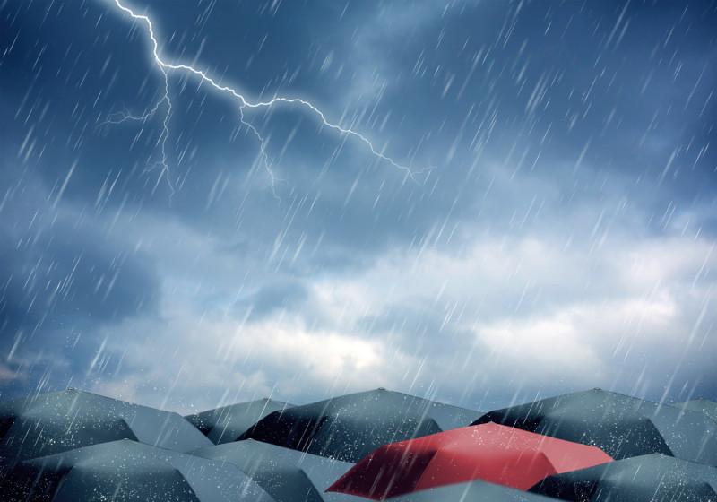 Des parapluies sous un orage