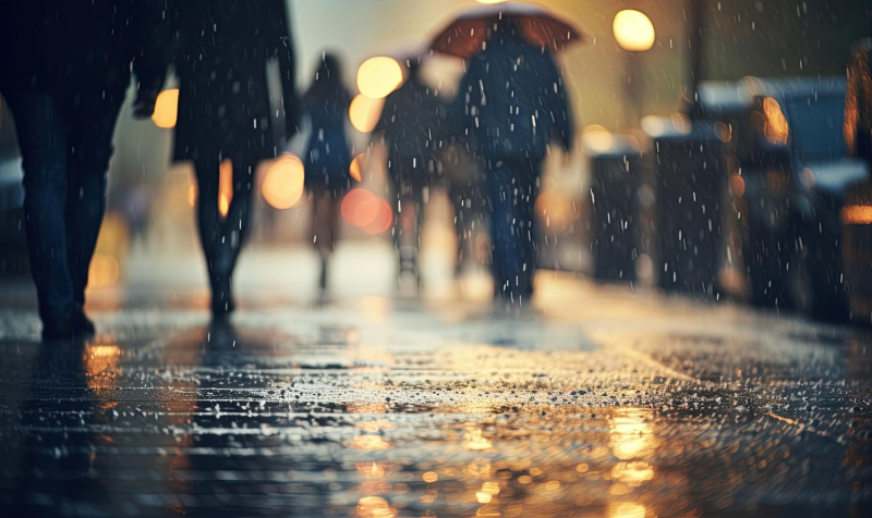 Des personnes marchent sous la pluie