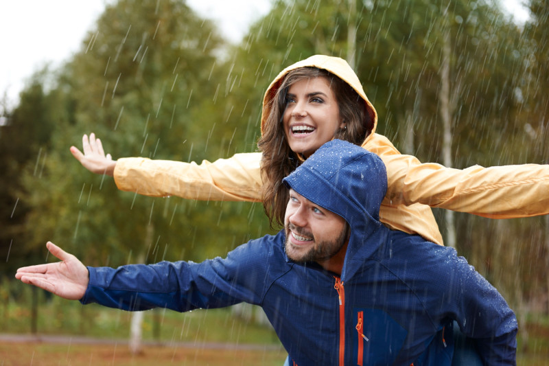 Un homme et une femme sous la pluie