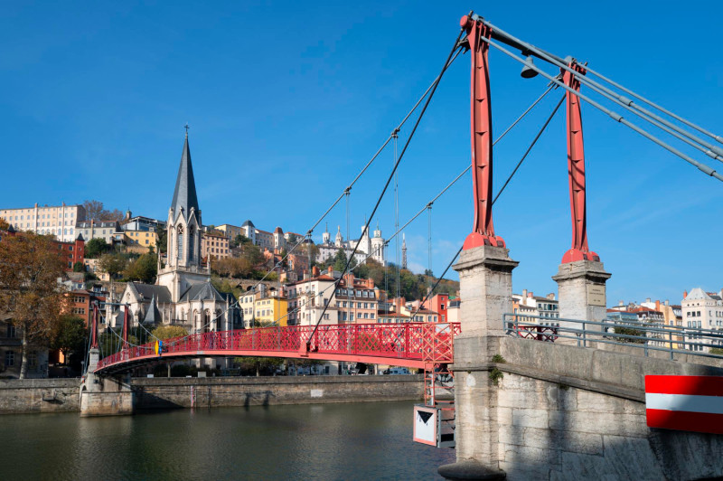 Pont rouge à Lyon