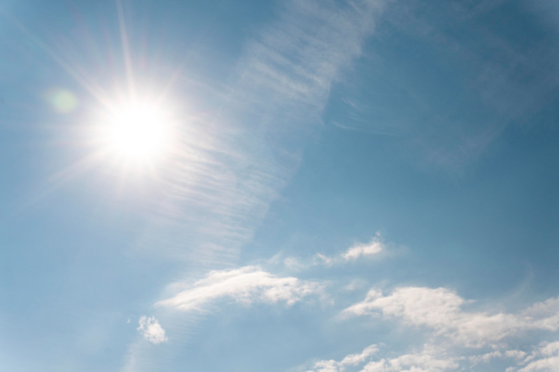 Soleil avec ciel bleu