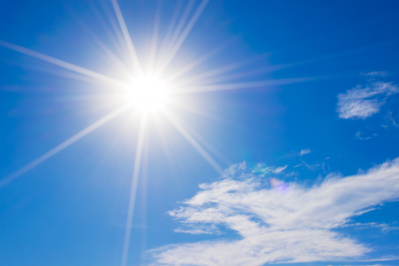Ciel bleu avec soleil