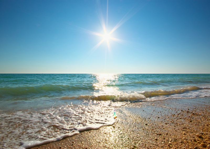 Plage ensoleillée