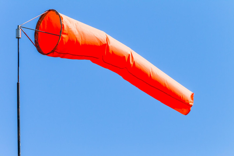 Manche à air sur ciel bleu