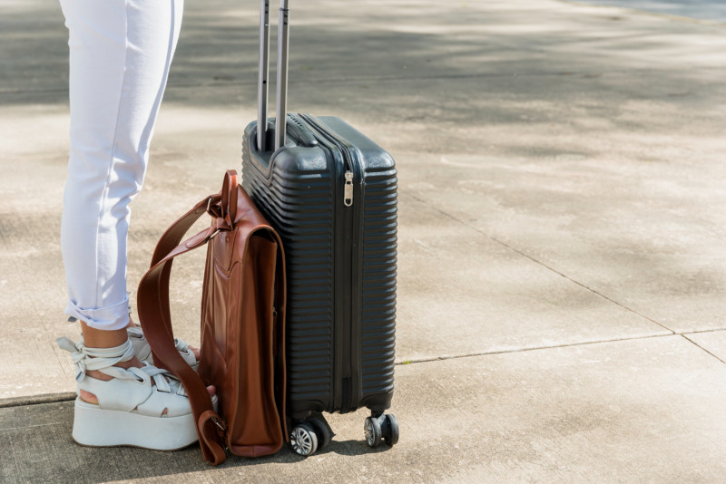 Une femme avec une valise