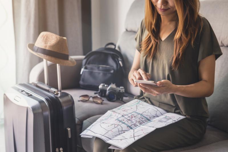 Une femme regarde une carte