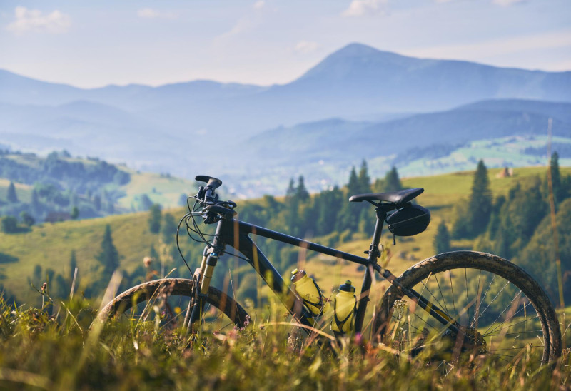 Vélo posé dans une campagne