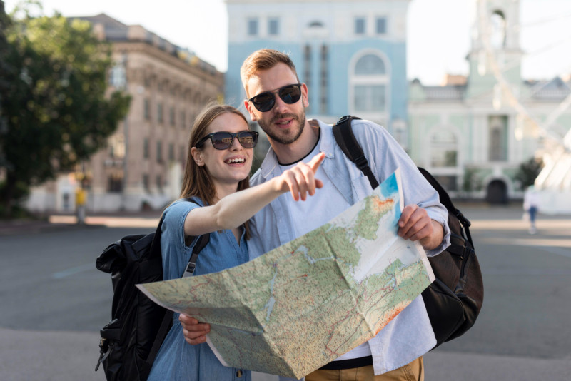 Deux voyageurs tiennent une carte