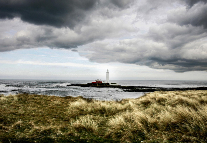 Paysage de Bretagne, mer et phare à l'horizon