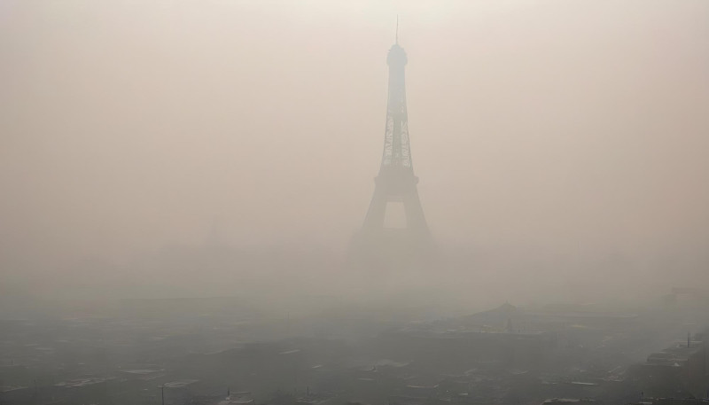 Brouillard autour de la tour Eiffel