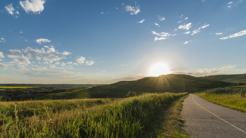 Une campagne surplombée de soleil
