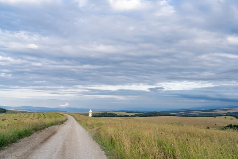Campagne et ciel nuageux
