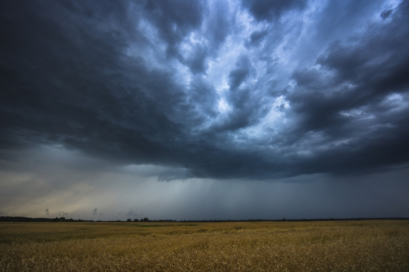 Une campagne sous la pluie
