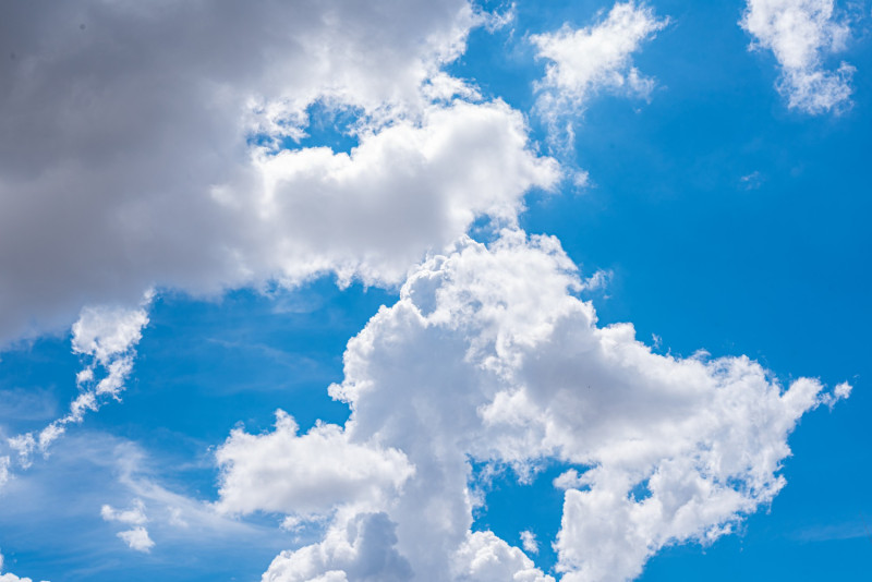 Ciel bleu avec quelques nuages blancs