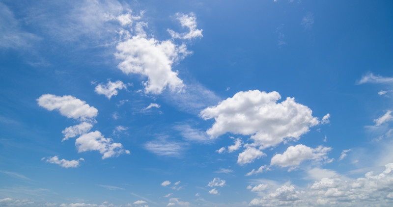 Cie bleu avec nuages