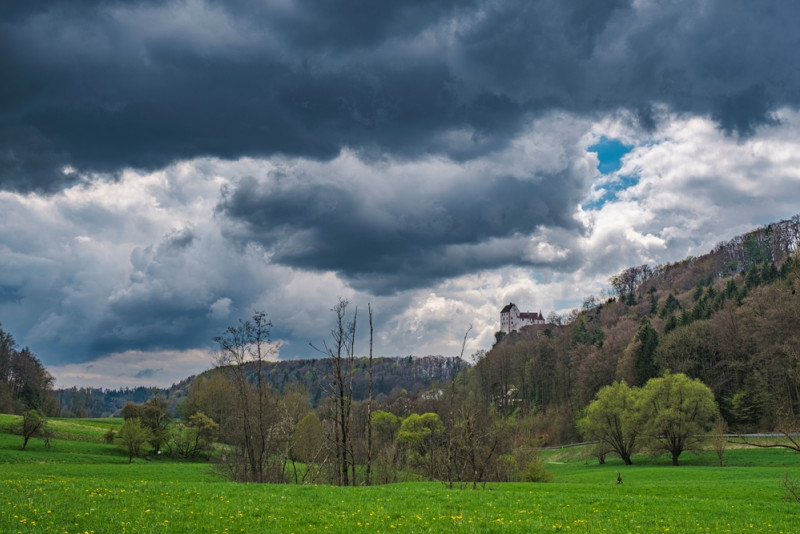 Campagne avec ciel nuageux