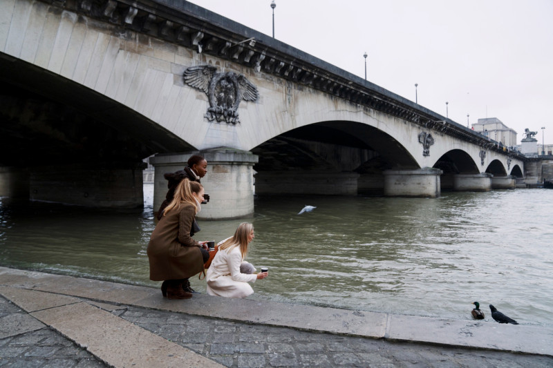 Deux femmes près de la Seine