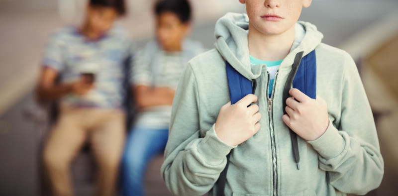 Un adolescent avec un pull