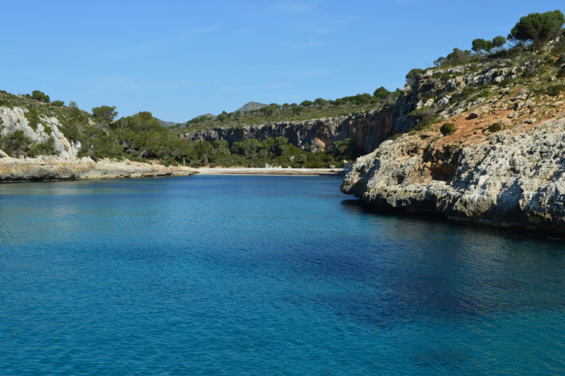 Falaises en Corse avec mer et ciel bleu
