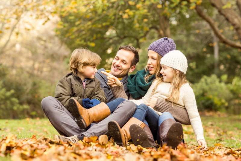 Une famille au parc en automne