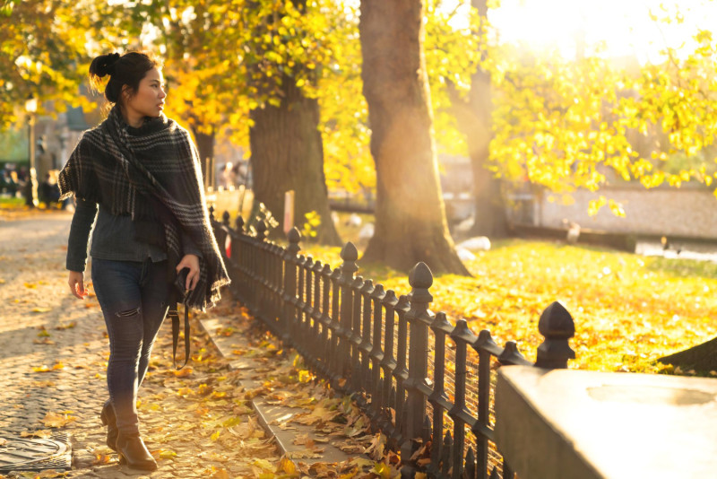 Une femme se promène au soleil