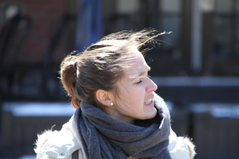 Une femme a les cheveux balayés par le vent