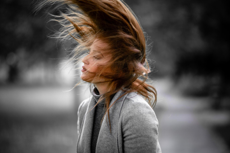 Une femme avec les cheveux balayés par le vent