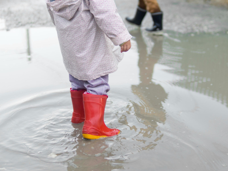 Un enfant marche dans l'eau