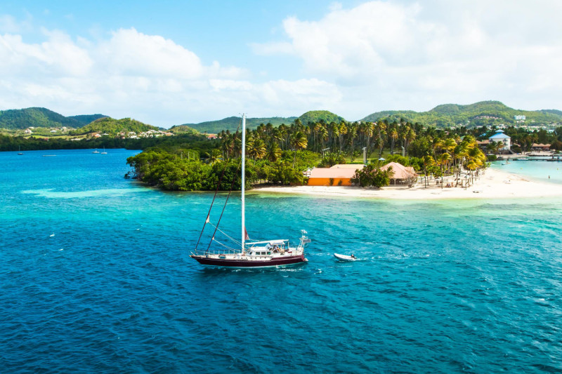 Un bateau entre dans une baie en Martinique