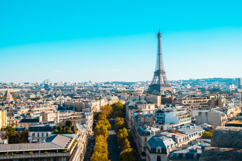Paris avec ciel bleu