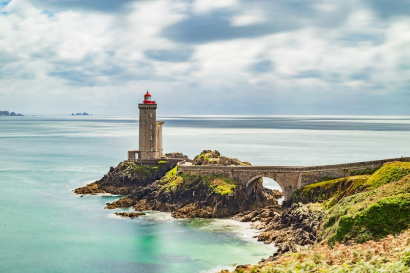 Un phare près de la mer en Bretagne