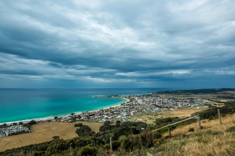 Plage sous la pluie