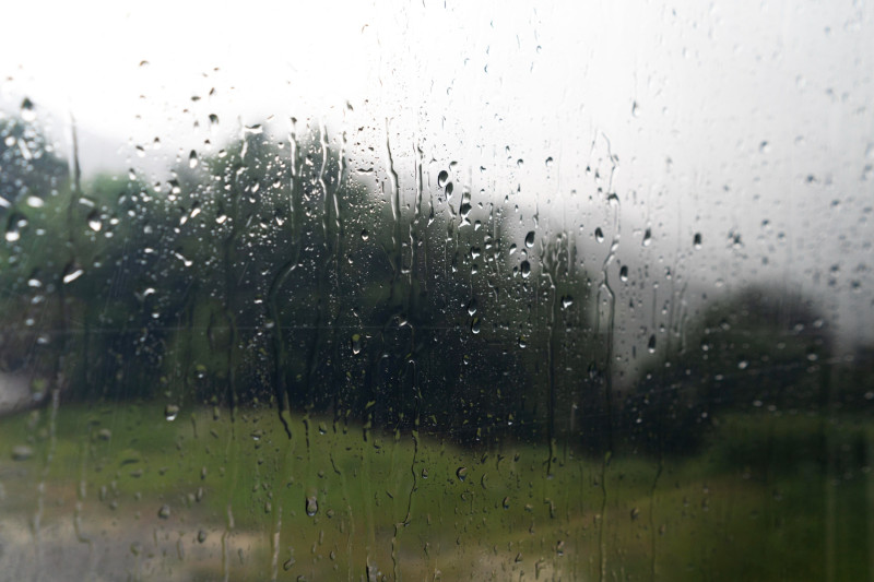 De la pluie coule sur une vitre