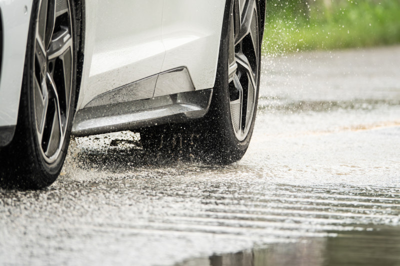 Une voiture roule sous la pluie