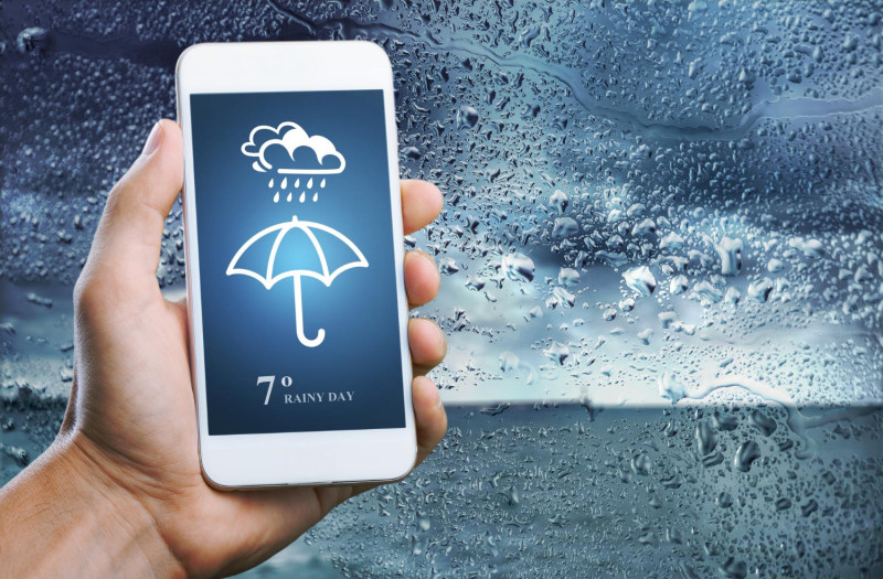 Un smartphone indique une alerte météo