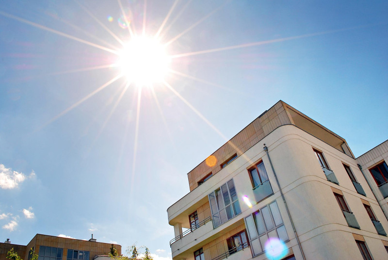 Un immeuble en plein soleil