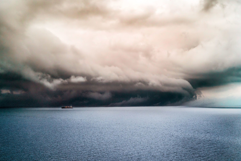 Des nuages de tempête au-dessus de la mer