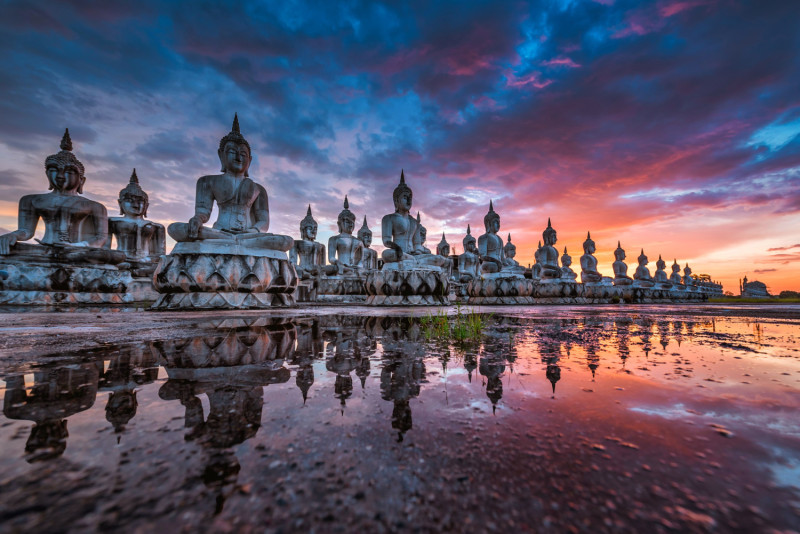 Statues en Thaïlande sur fond de coucher de soleil