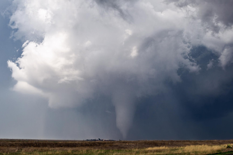 Tornade dans une plaine