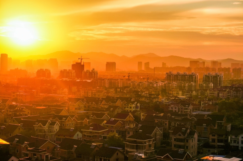 Un soleil brûlant brille au-dessus d'une ville