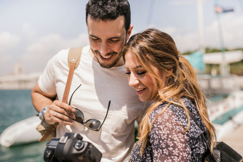 Un couple regarde un appareil photo