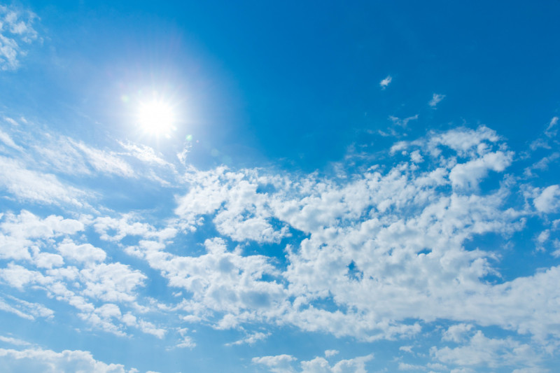 Ciel bleu et soleil