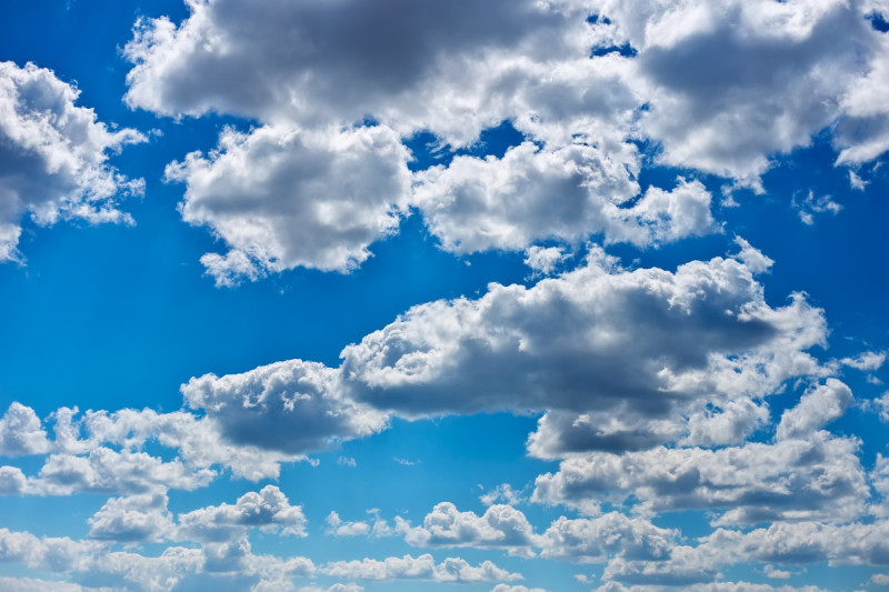 Ciel bleu avec quelques nuages