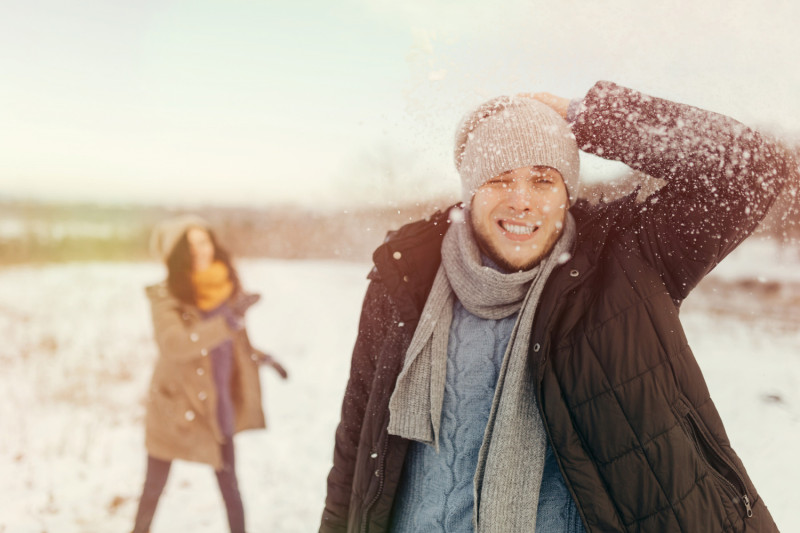 Un couple s'amuse dans la neige