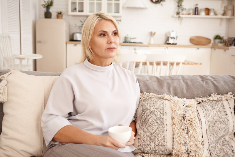 Une femme sur son canapé