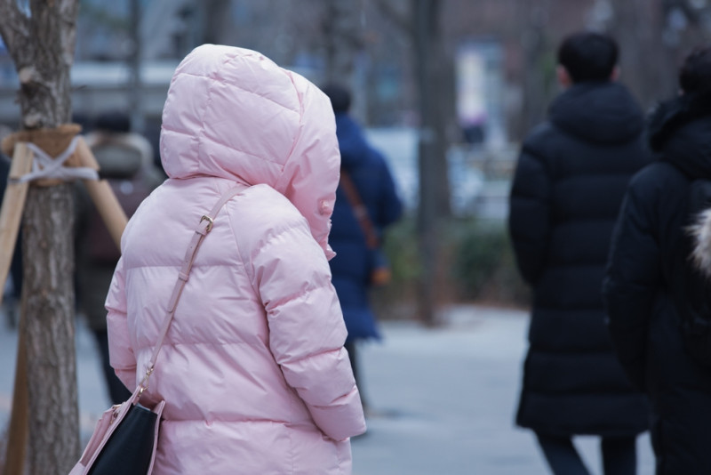 Une femme porte une doudounne