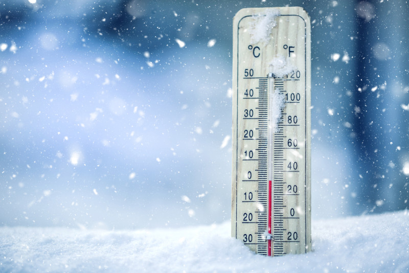 Un thermomètre planté dans la neige