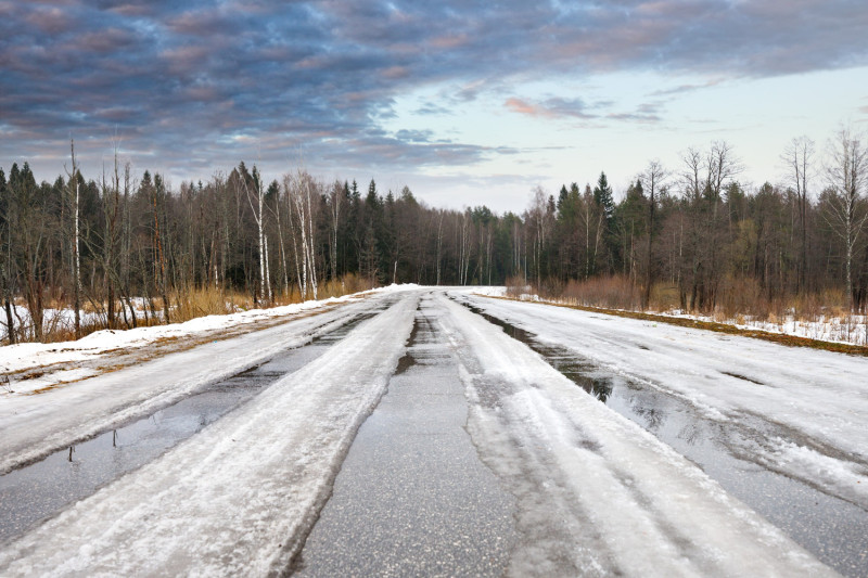 Route enneigée et verglacée