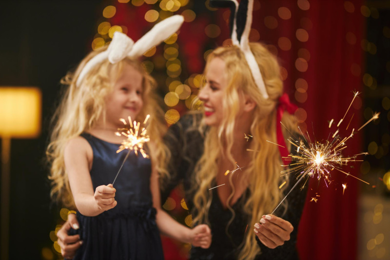 Une mère et sa fille font la fête