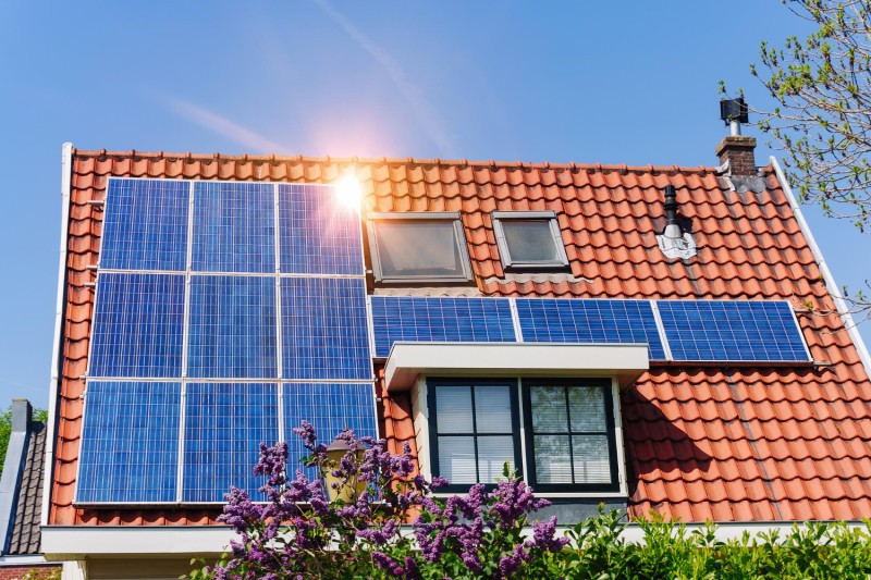 Panneaux solaires sur le toit d'une maison